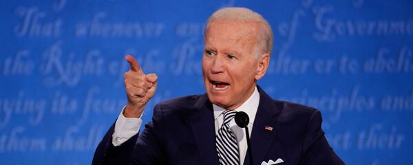 Кандидат в президенты США Джо Байден во время первых дебатов в Кливленде, США - Sputnik Молдова