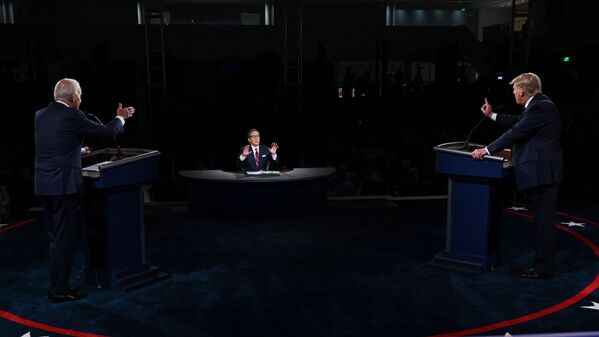 Действующий президент США Дональд Трамп и кандидат в президенты США Джо Байден во время первых дебатов в Кливленде, США - Sputnik Молдова