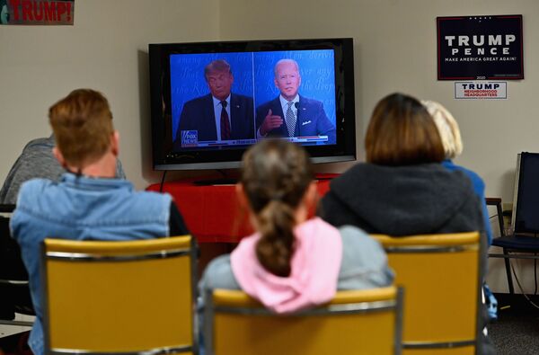 Трансляция первых дебатов действующего президента США Дональда Трампа и кандидата в президенты США Джо Байдена - Sputnik Молдова