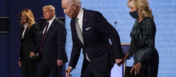 Действующий президент США Дональда Трампа и кандидат в президенты США Джо Байден во время первых дебатов в Кливленде, США Действующий президент США Дональда Трампа и кандидат в президенты США Джо Байден во время первых дебатов в Кливленде, США - Sputnik Moldova-România