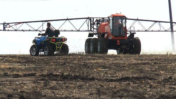 Под рев комбайнов - производители России показали свою сельхозтехнику  - Sputnik Молдова