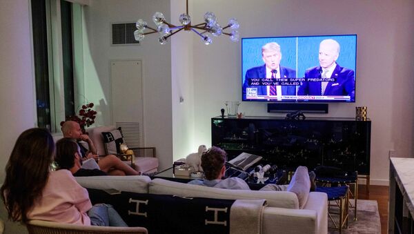 Жители Нью-Йорка смотрят трансляцию дебатов действующего президента США Дональда Трампа и кандидата в президенты США Джо Байдена - Sputnik Moldova-România