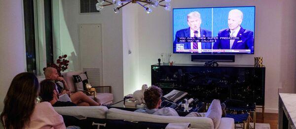 Жители Нью-Йорка смотрят трансляцию дебатов действующего президента США Дональда Трампа и кандидата в президенты США Джо Байдена - Sputnik Moldova-România