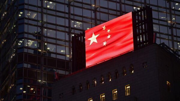Китайский флаг на электронном рекламном щите на крыше здания в Гонконге. - Sputnik Молдова