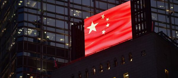 Китайский флаг на электронном рекламном щите на крыше здания в Гонконге. - Sputnik Молдова