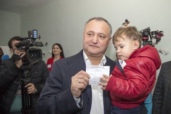 Игорь Додон пришел на избирательный участок вместе с сыном - второй тур президентских выборов 2016 года
  - Sputnik Молдова