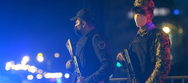 Сотрудники правоохранительных органов и военнослужащие на улице в Баку во время комендантского часа - Sputnik Moldova-România