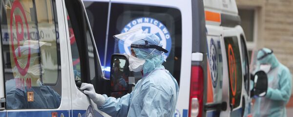 Pracownik medyczny przy karetce pogotowia w Warszawie Pracownik medyczny przy karetce pogotowia w Warszawie - Sputnik Молдова