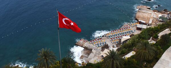 Шезлонги на пляже одного из отелей в Анталье Шезлонги на пляже одного из отелей в Анталье - Sputnik Молдова