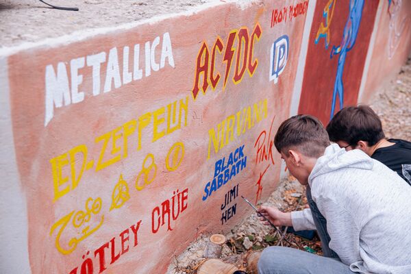 Elevii vin cu dragoste să picteze pentru că au speranța că vor motiva și alți copii - Sputnik Moldova