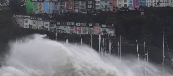 Valuri uriașe în orașul Brixham - Sputnik Moldova-România