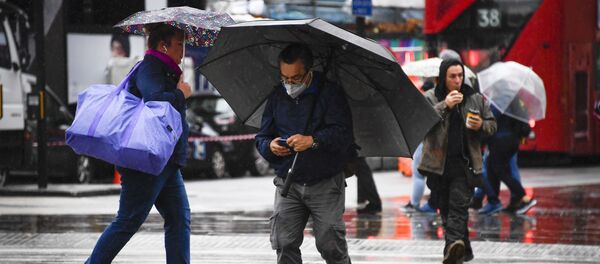 Люди под дождем на площади Пикадилли в Лондоне Люди под дождем на площади Пикадилли в Лондоне - Sputnik Moldova-România