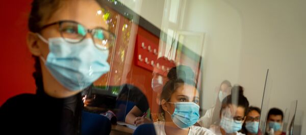 Elevi în măști la școală în România - Sputnik Moldova