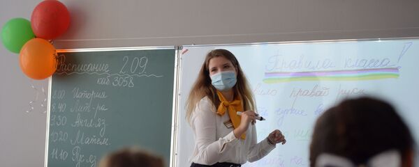 Учитель проводит классный час в школе №215 «Созвездие» в микрорайоне Солнечный в Екатеринбурге в День знаний - Sputnik Молдова