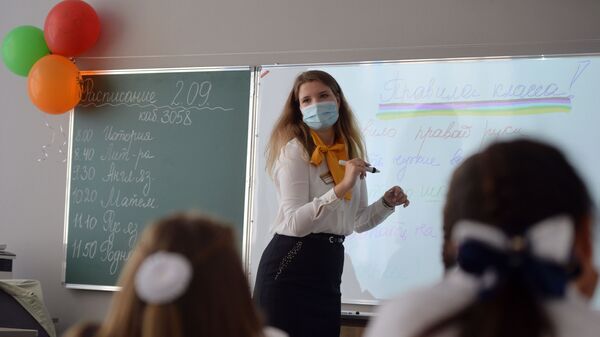 Учитель проводит классный час в школе №215 «Созвездие» в микрорайоне Солнечный в Екатеринбурге в День знаний - Sputnik Молдова