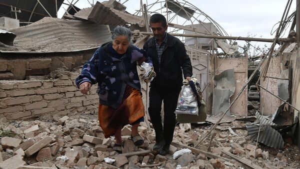 Жители дома, разрушенного в результате обстрела города Гянджа в Азербайджане - Sputnik Молдова