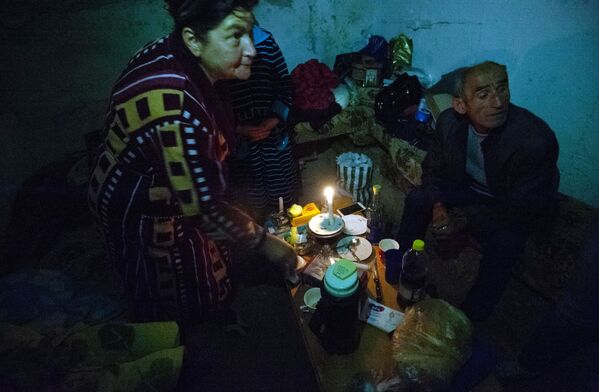 Жители Степанакерта прячутся в подвале своего дома во время обстрелов - Sputnik Молдова
