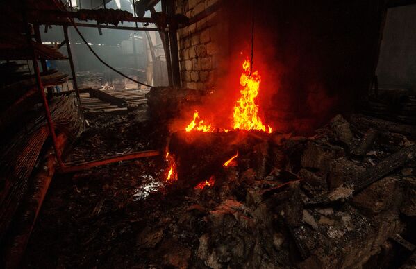 Последствия пожара в магазине строительных материалов, возникшего в результате обстрелов Степанакерта - Sputnik Молдова