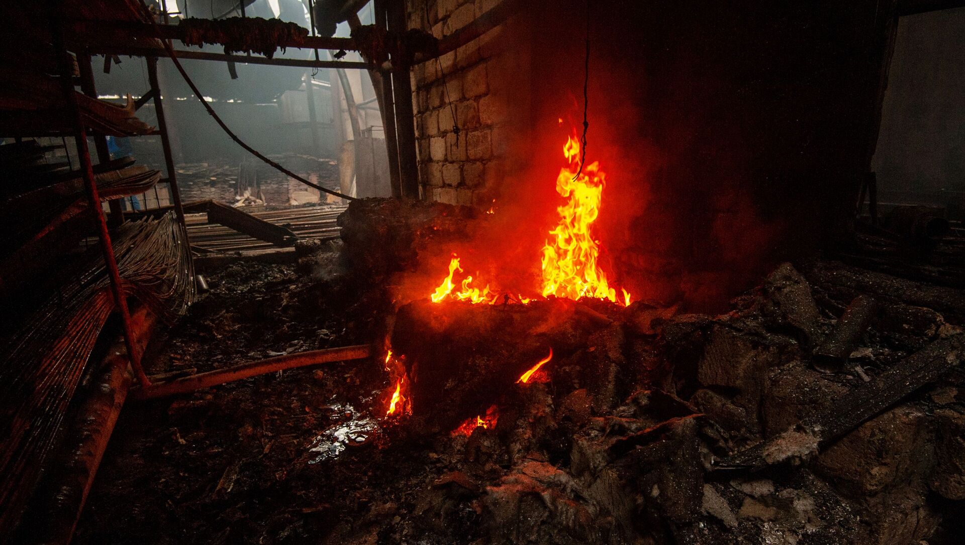 Последствия пожара в магазине строительных материалов, возникшего в результате обстрелов Степанакерта - Sputnik Молдова, 1920, 17.02.2021