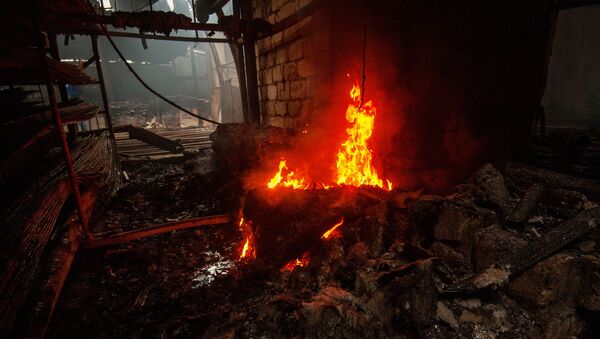 Последствия пожара в магазине строительных материалов, возникшего в результате обстрелов Степанакерта - Sputnik Молдова