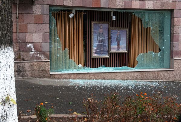 Витрина магазина, поврежденная в результате обстрела в Степанакерте - Sputnik Молдова