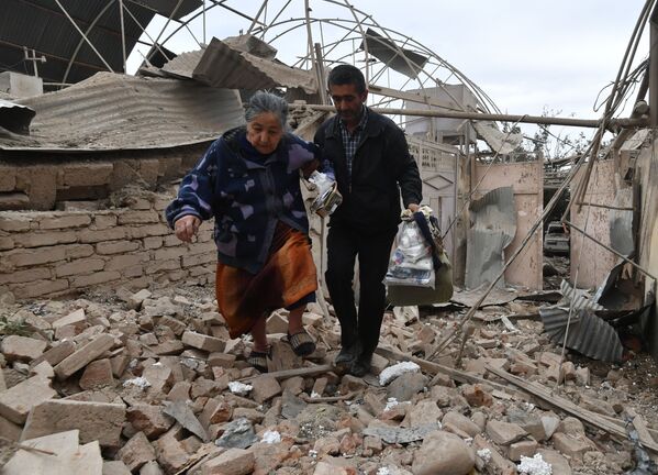 Жители дома, разрушенного в результате обстрела города Гянджа в Азербайджане - Sputnik Молдова