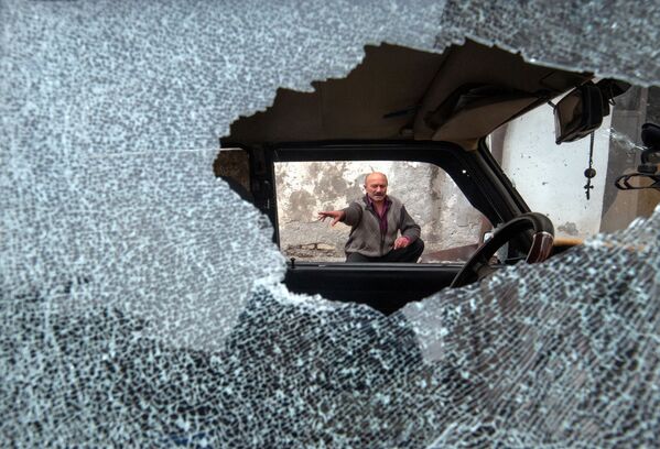 Автомобиль, поврежденный в результате обстрела в Степанакерте - Sputnik Молдова
