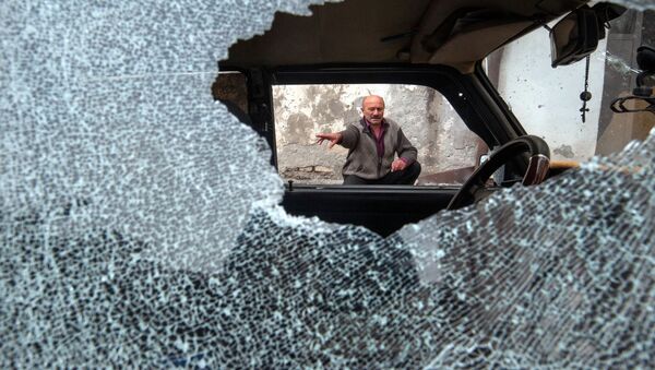 Автомобиль, поврежденный в результате обстрела в Степенакерте - Sputnik Молдова