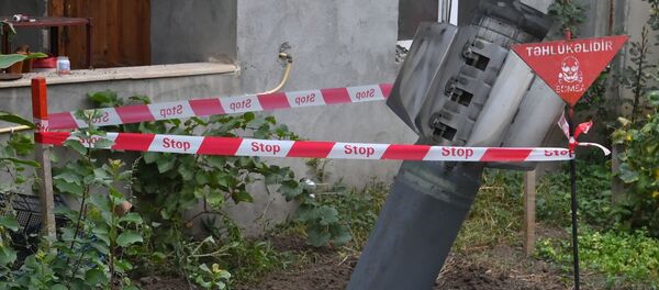 Неразорвашаяся ракета во дворе жилого дома в городе Гянджа Неразорвашаяся ракета во дворе жилого дома в городе Гянджа - Sputnik Молдова