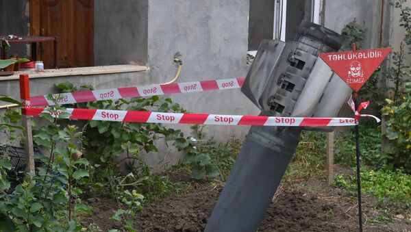 Неразорвашаяся ракета во дворе жилого дома в городе Гянджа - Sputnik Молдова