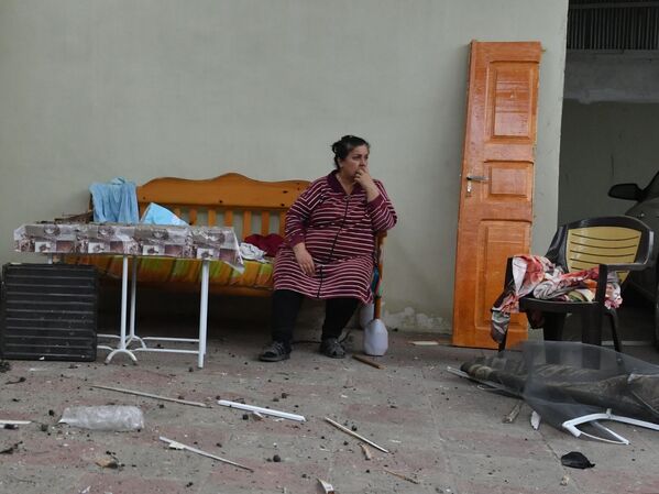 Жительница дома, разрушенного в результате обстрела города Гянджа в Азербайджане - Sputnik Молдова