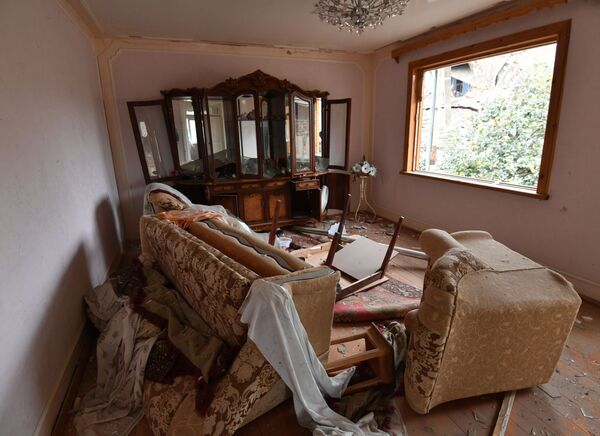 Жилой дом, разрушенный в результате обстрела города Гянджа - Sputnik Молдова