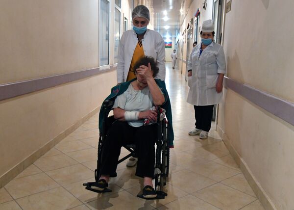 Женщина, пострадавшую в результате обстрела города Гянджа в Азербайджане - Sputnik Молдова