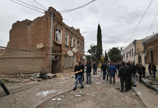 Жители азербайджанского города Гянджа после обстрела - Sputnik Молдова