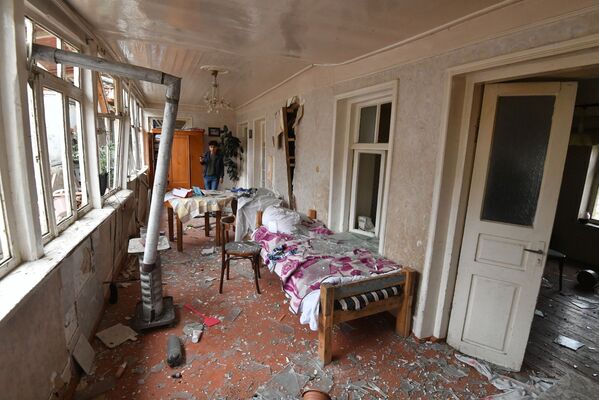 Житель дома, разрушенного в результате обстрела города Гянджа в Азербайджане - Sputnik Молдова