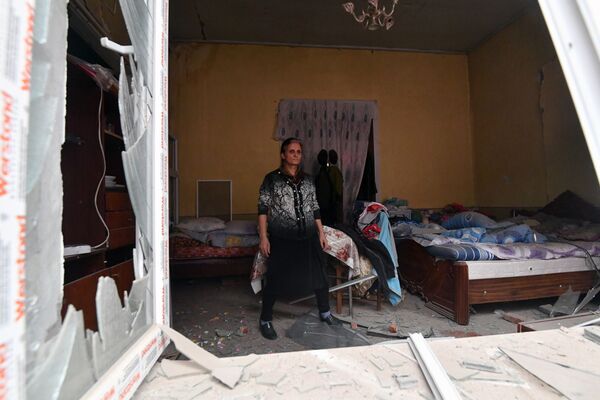 Жительница дома, разрушенного в результате обстрела города Гянджа в Азербайджане - Sputnik Молдова