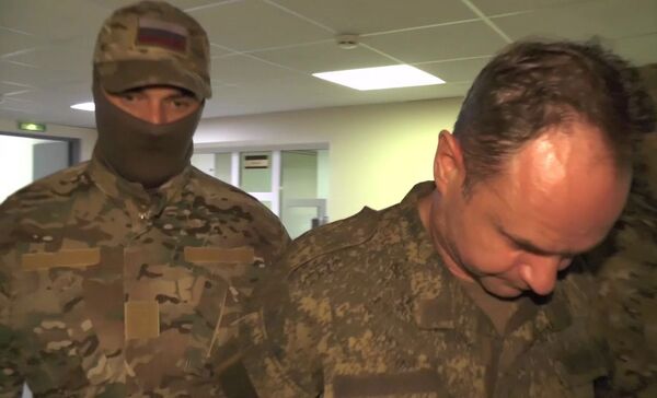 Video: Militar rus, încătușat și acuzat de spionaj Video: Militar rus, încătușat și acuzat de spionaj - Sputnik Moldova