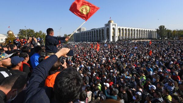 Участники акции протеста в Бишкеке, Киргизия - Sputnik Moldova