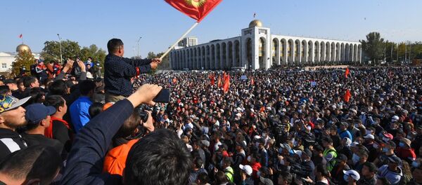 Участники акции протеста в Бишкеке, Киргизия - Sputnik Moldova