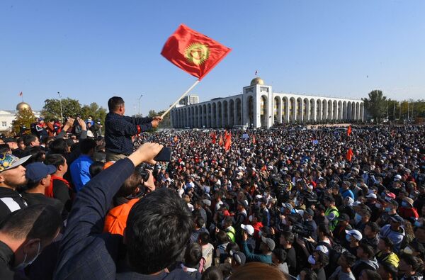 Участники акции протеста в Бишкеке - Sputnik Moldova-România