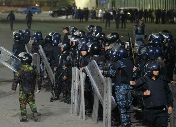 Полицейские во время акции протеста в Бишкеке - Sputnik Moldova-România