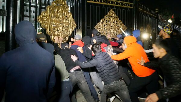 Участники акции протеста в Бишкеке - Sputnik Moldova-România