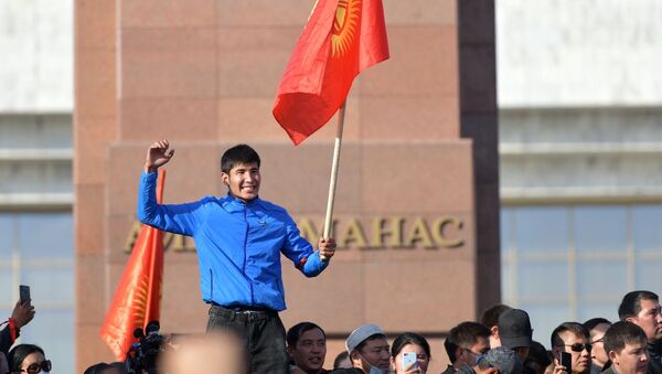 Участники акции протеста в Бишкеке - Sputnik Молдова