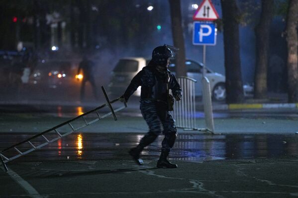 Сотрудник правоохранительных органов во время акции протеста в Бишкеке - Sputnik Moldova-România
