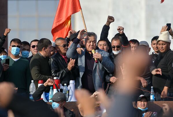 Лидер партии “Эгемен Кыргызстан” Бектур Асанов во время акции протеста в Бишкеке - Sputnik Moldova-România