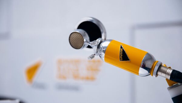 Микрофон в студии радио Sputnik  - Sputnik Moldova