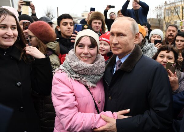 Президент РФ Владимир Путин с местными жителями после посещения детской поликлиники городской клинической больницы №4 города Иваново - Sputnik Moldova