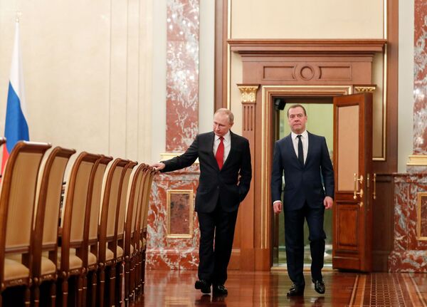 Президент РФ Владимир Путин и председатель правительства РФ Дмитрий Медведев перед встречей с членами правительства РФ - Sputnik Moldova