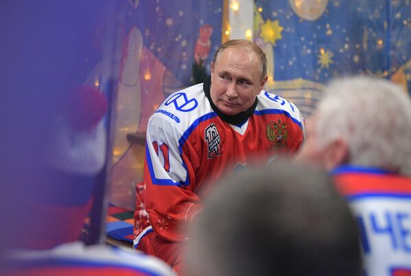 Președintele rus Vladimir Putin într-o pauză din cadrul meciului amical din Liga de hochei de noapte, la patinoarul din Piața Roșie. - Sputnik Moldova
