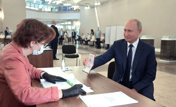 Владимир Путин во время голосования по вопросу одобрения изменений в Конституцию - Sputnik Moldova